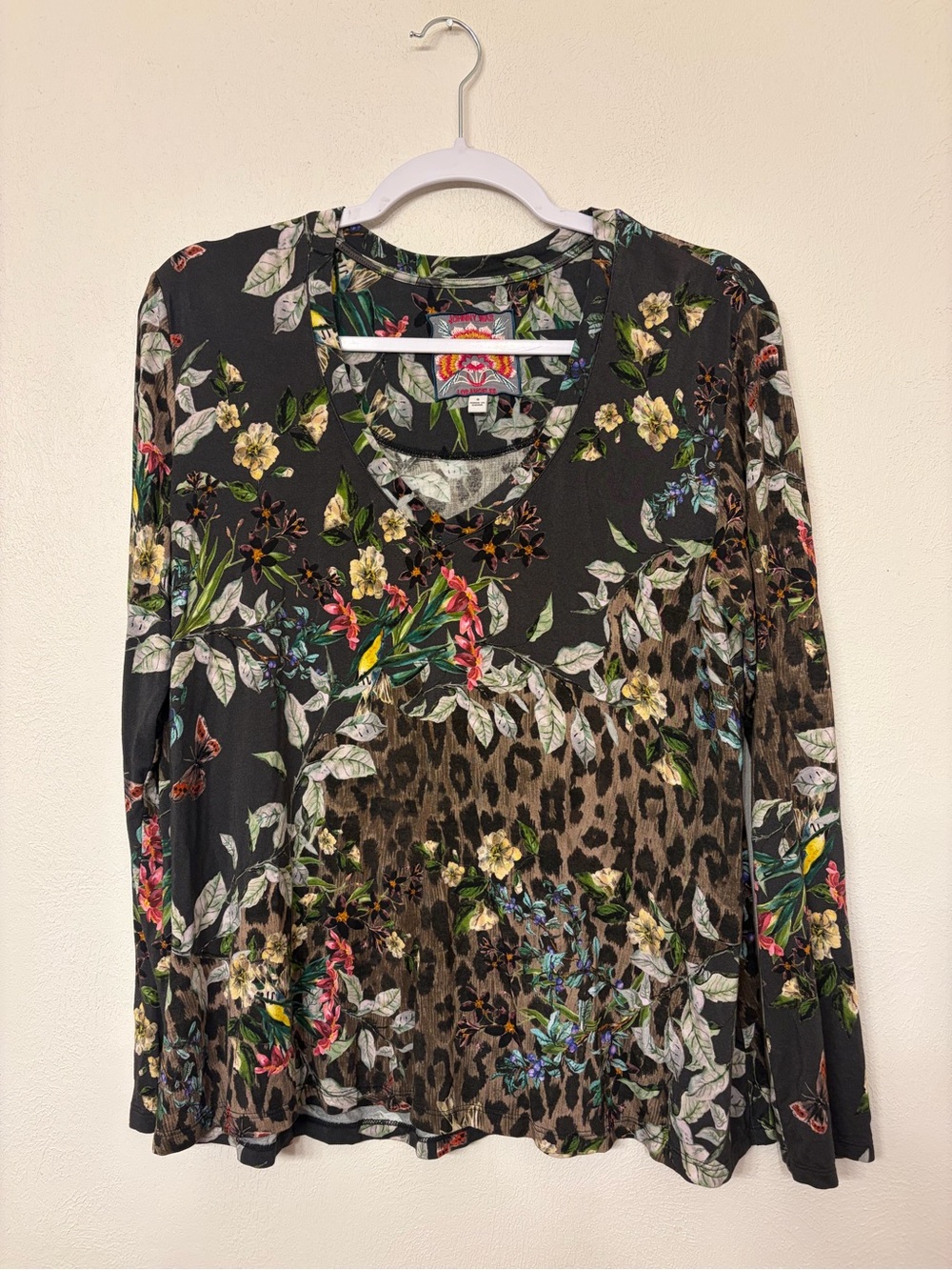 Johnny Was Women’s Floral Leopard Boho V Neck Stretch Knit Ash Bird Size Small